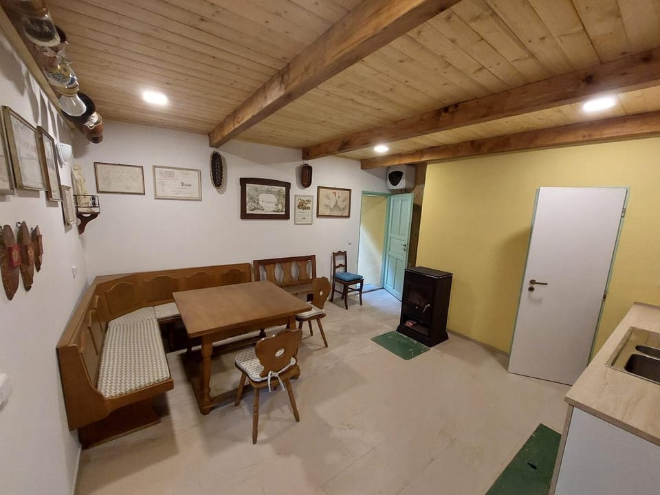 Kitchen or kitchenette, Living room, Seating area, Dining area