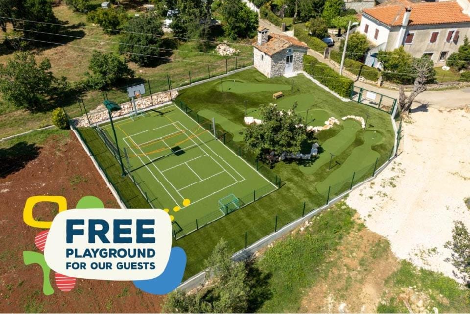 Minigolf, Tennis court