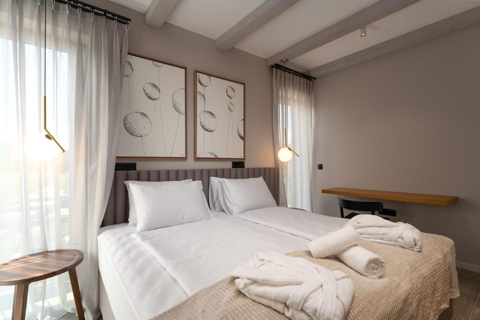 Bed, Bedroom, towels