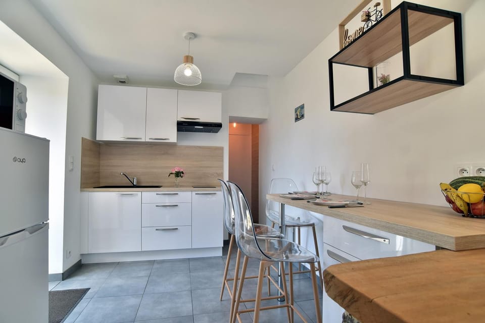 Kitchen or kitchenette, Dining area