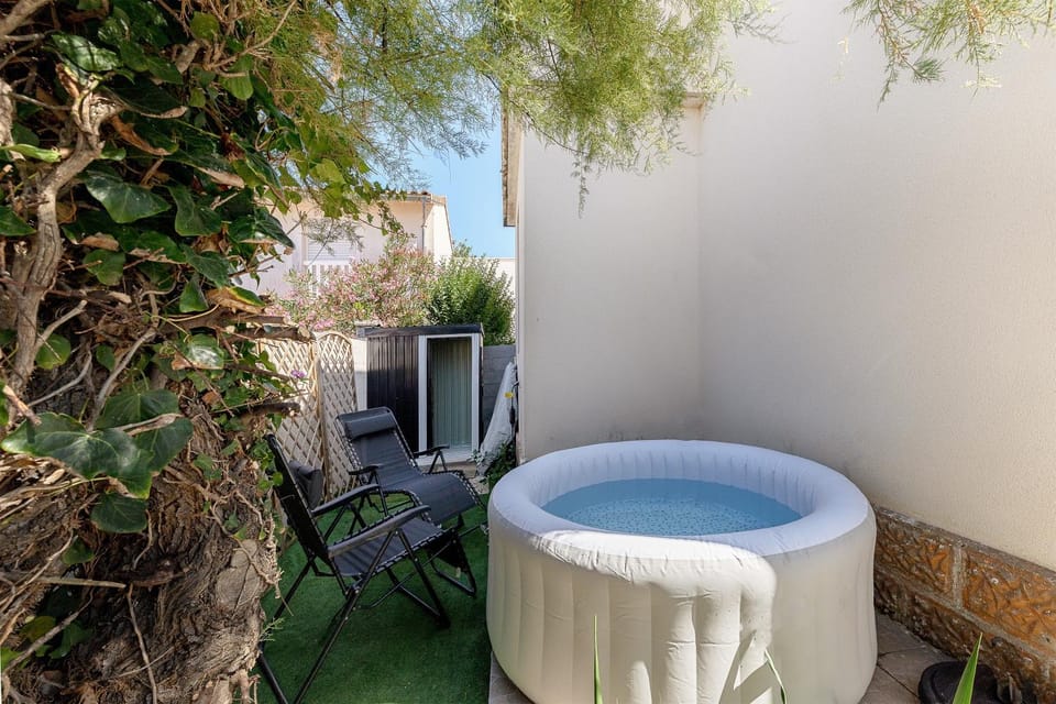 Garden, Hot Tub