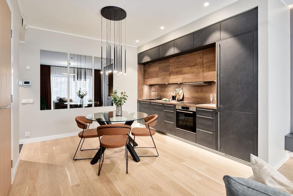 Kitchen or kitchenette, Dining area