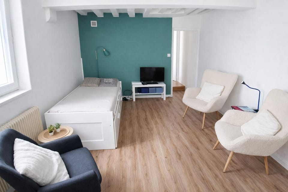 Bed, TV and multimedia, Living room