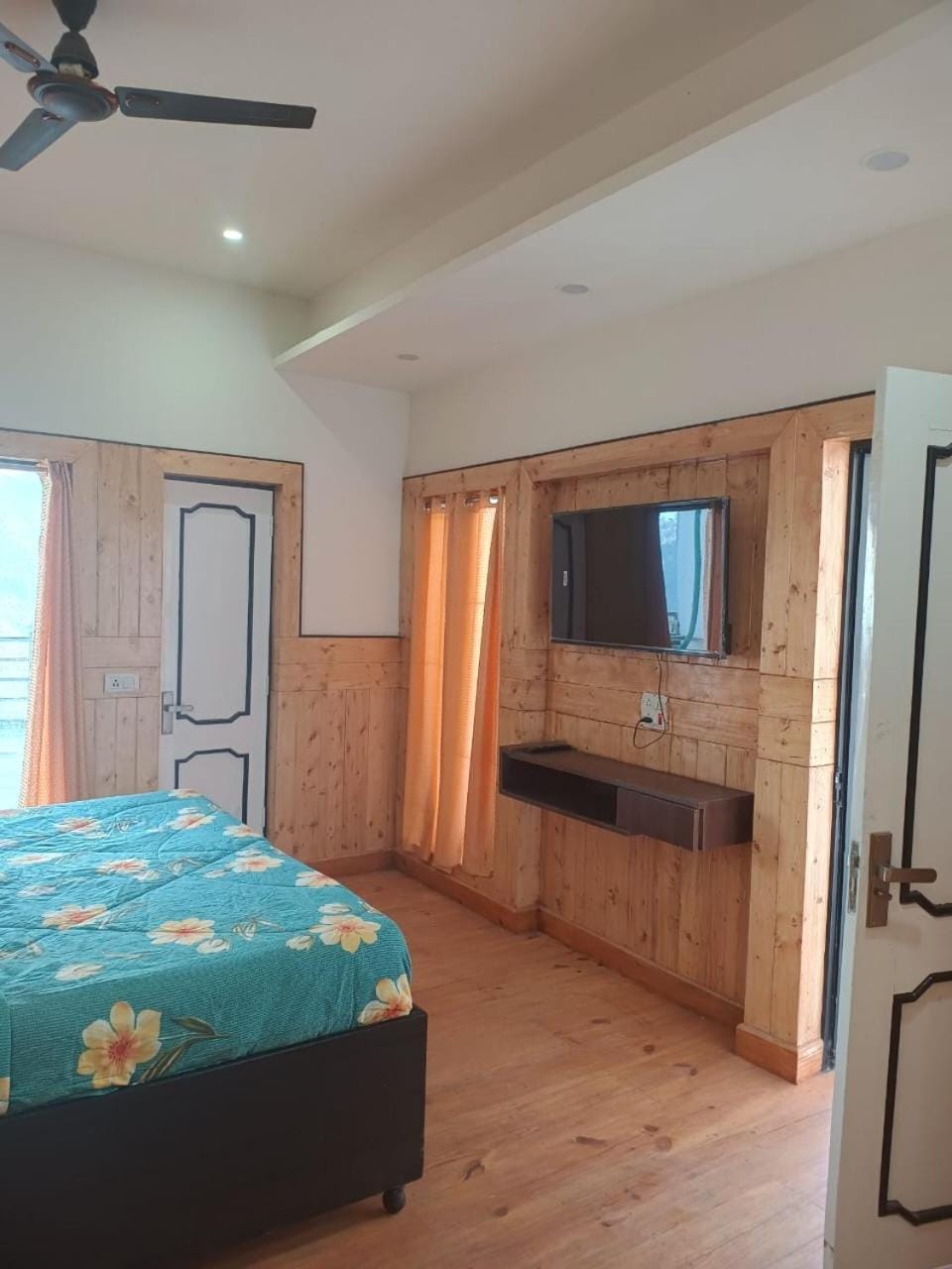 Communal lounge/ TV room, Bed, TV and multimedia, Photo of the whole room, Evening entertainment, Bedroom, wardrobe