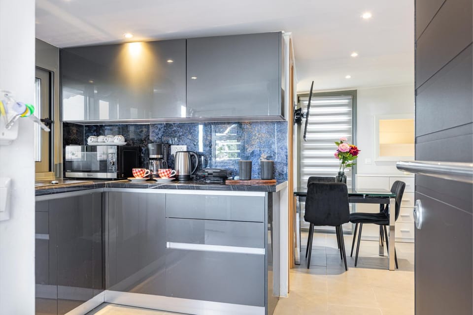 Coffee/tea facilities, Kitchen or kitchenette, Seating area, Dining area, oven