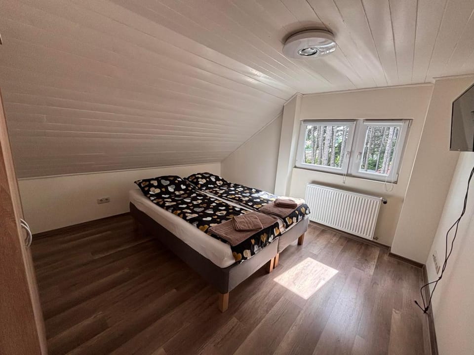 Bed, TV and multimedia, Bedroom, internet