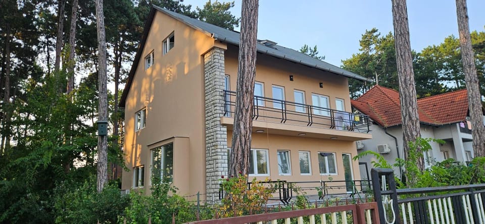 Property building, Day, Balcony/Terrace