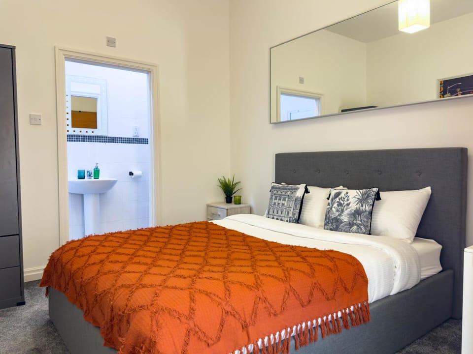 Bed, Bathroom, Bedroom, wardrobe