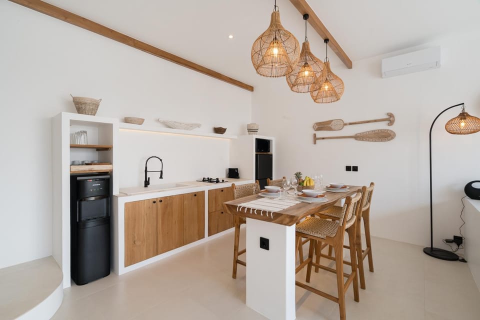 Coffee/tea facilities, Kitchen or kitchenette, Dining area, stove, air conditioner