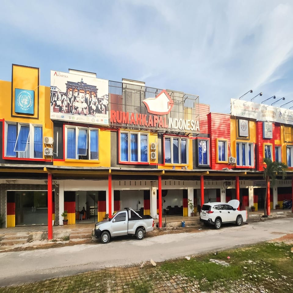 Facade/entrance