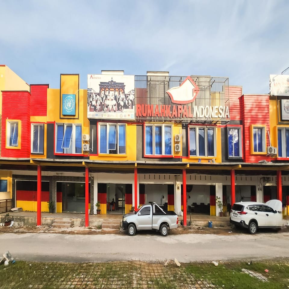 Facade/entrance