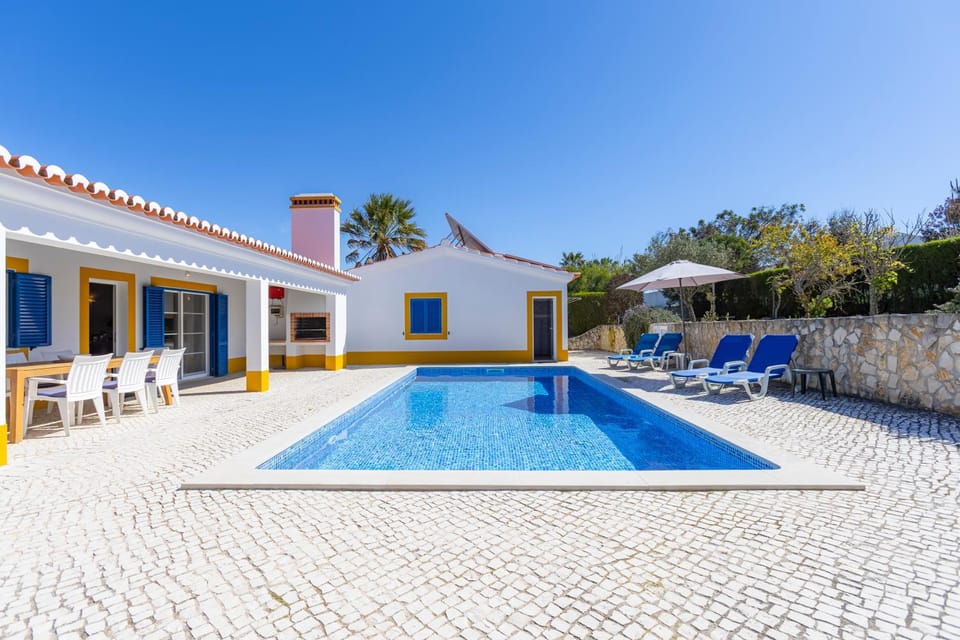 Property building, Patio, Day, Pool view, Swimming pool, sunbed