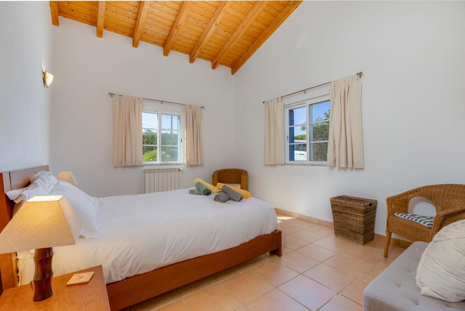 Bed, Seating area, Bedroom, towels