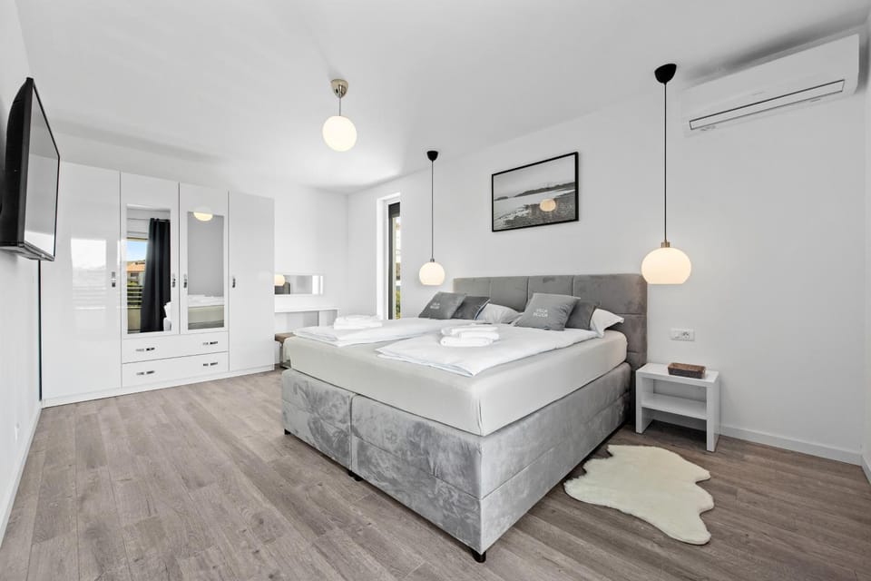 Photo of the whole room, Bedroom, wardrobe, air conditioner