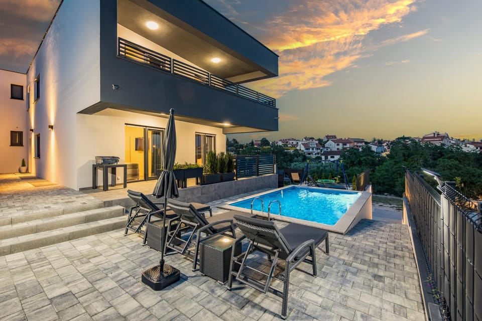 Property building, Swimming pool, sunbed