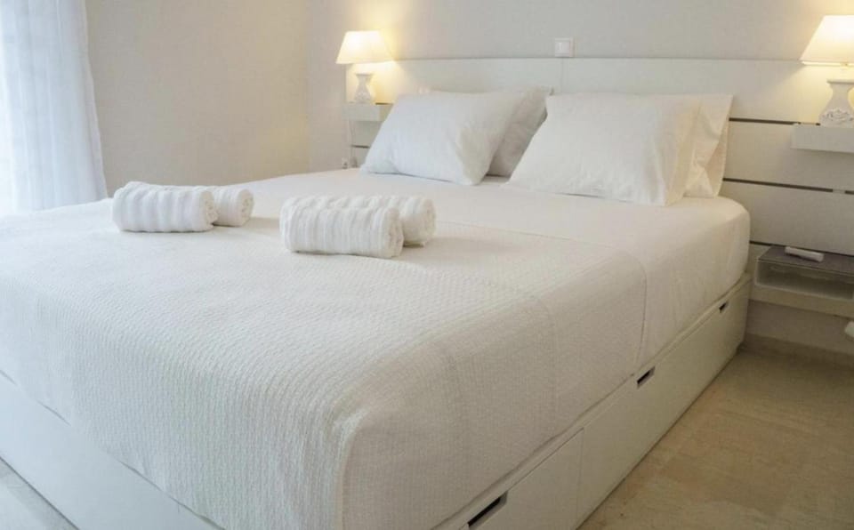 Bed, Bedroom, towels