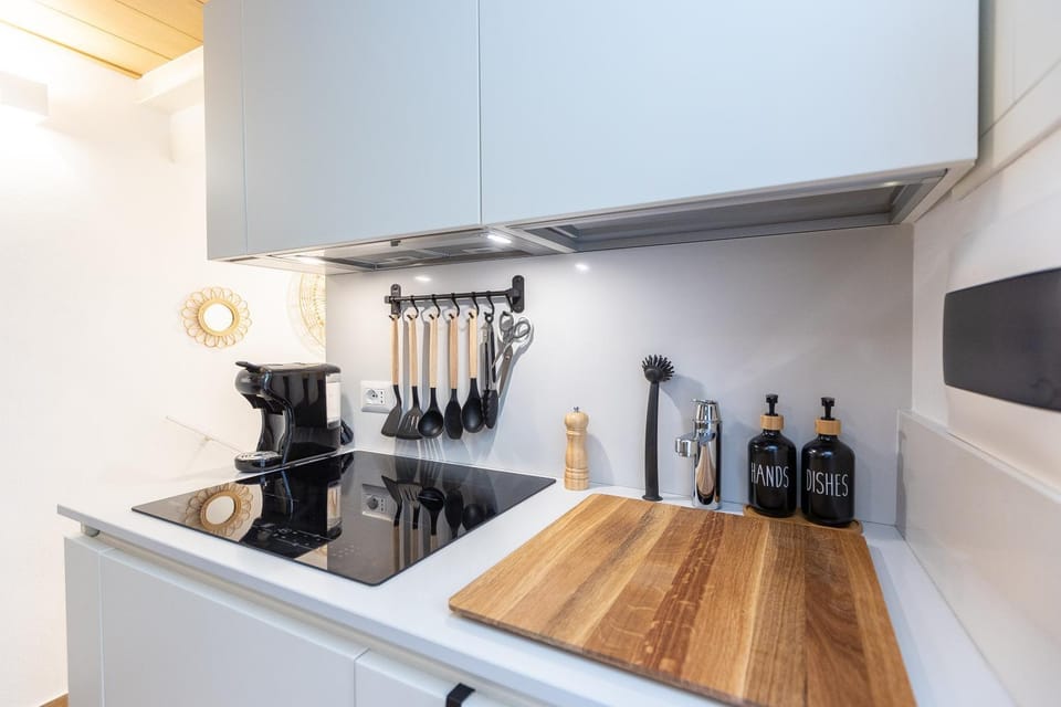 Coffee/tea facilities, Kitchen or kitchenette, heating, minibar, stove, air conditioner