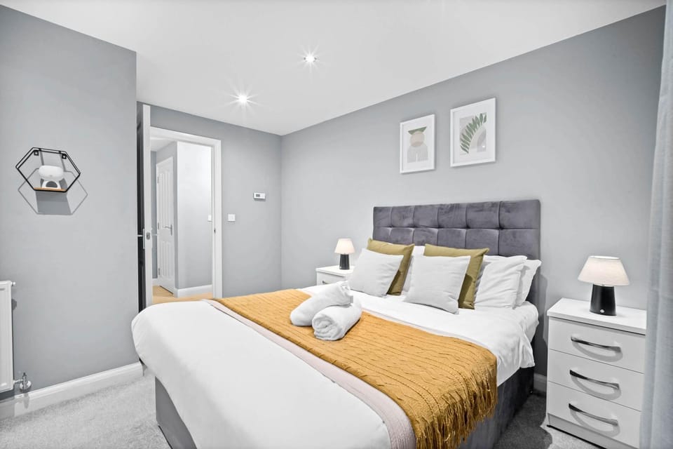 Bed, Bedroom, towels