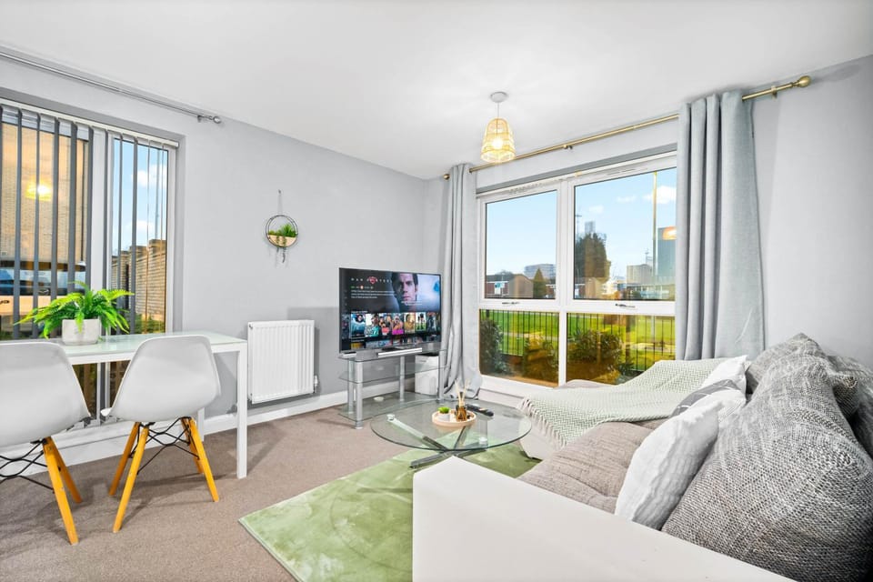 Property building, TV and multimedia, Living room, Seating area, Dining area
