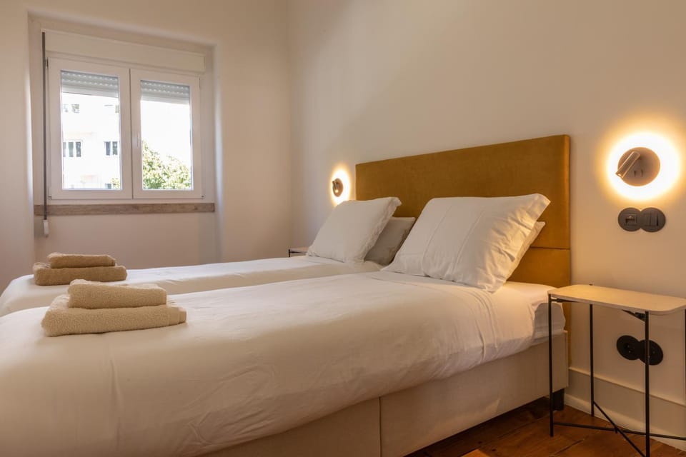 Bed, Bedroom, towels