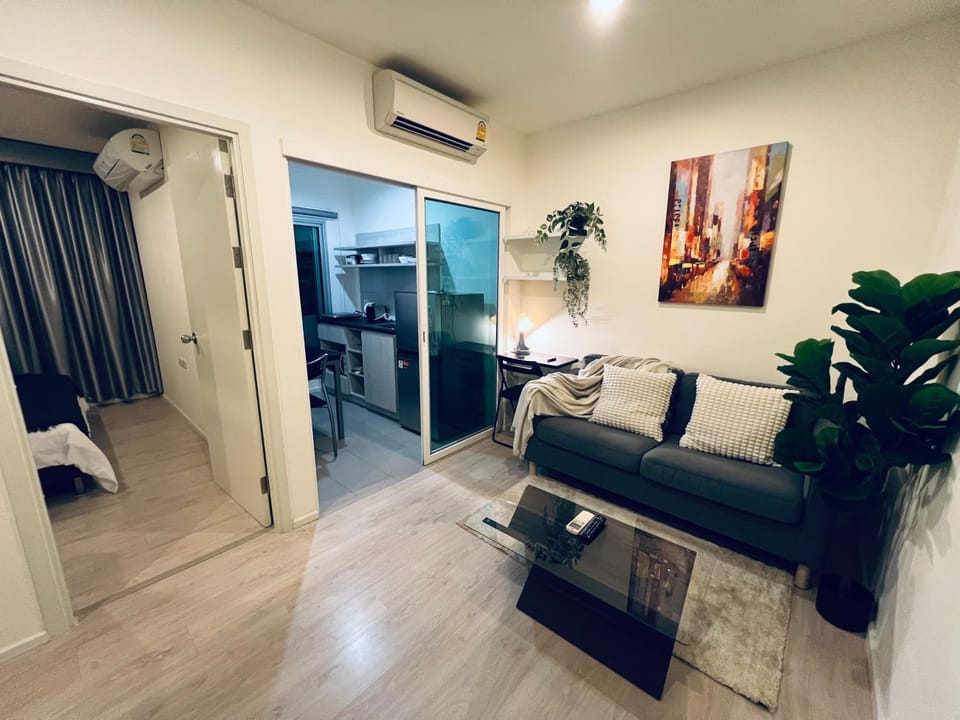 TV and multimedia, Living room, Seating area, air conditioner