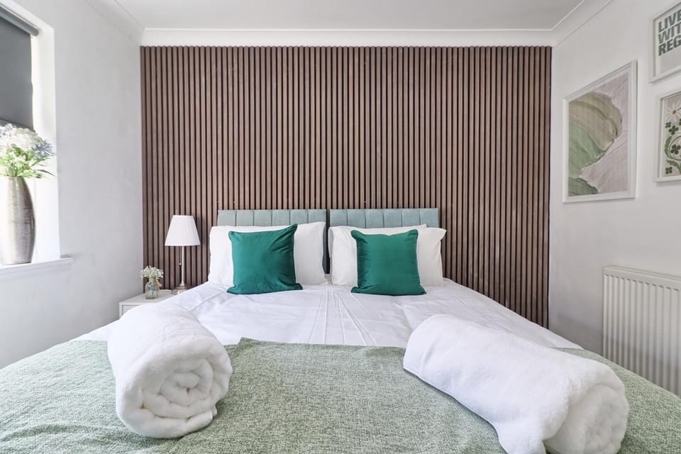 Bed, Photo of the whole room, Bedroom, towels