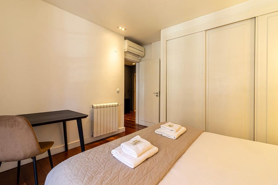 Bedroom, wardrobe, air conditioner