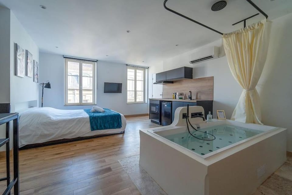 Bed, Hot Tub, Kitchen or kitchenette, Photo of the whole room, Bedroom, Bath, towels