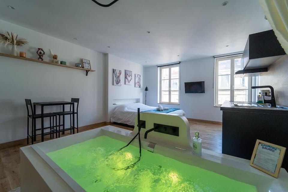 Bed, Hot Tub, TV and multimedia, Kitchen or kitchenette, Photo of the whole room, Bedroom, Bath