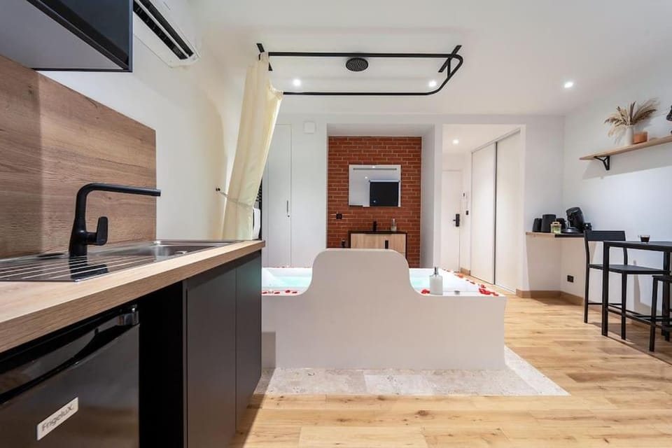Kitchen or kitchenette, Dining area, oven