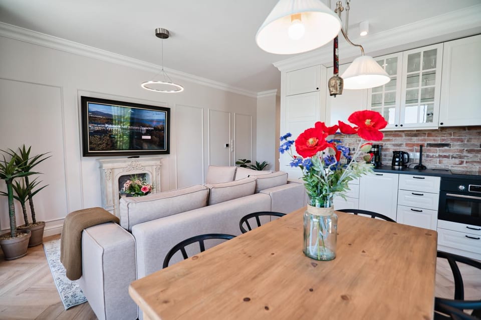 TV and multimedia, Kitchen or kitchenette, Living room, Seating area, Dining area, oven, stove