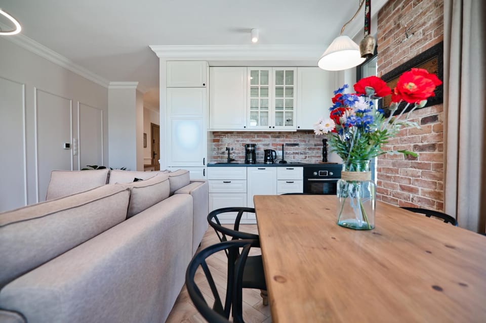 Kitchen or kitchenette, Living room, Seating area, Dining area