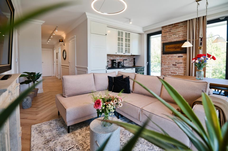 TV and multimedia, Kitchen or kitchenette, Living room, Seating area