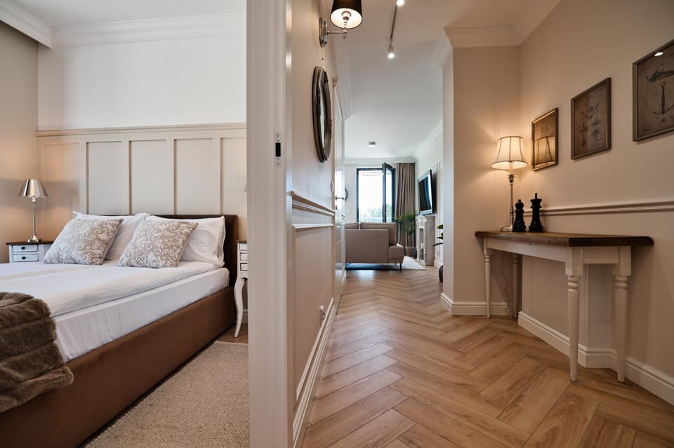 Bed, Living room, Photo of the whole room, Seating area, Bedroom