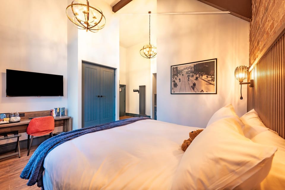 Bed, TV and multimedia, Photo of the whole room