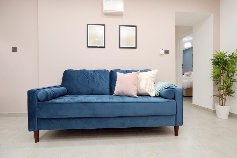 Modern 3 Bedroom Apartment With Parking - Sleeps 5 - Swansea - Close to M4 - 15 Mins To City Centre - By EKLIVING LUXE Short Lets & Serviced Accommodation Apartment in Wales