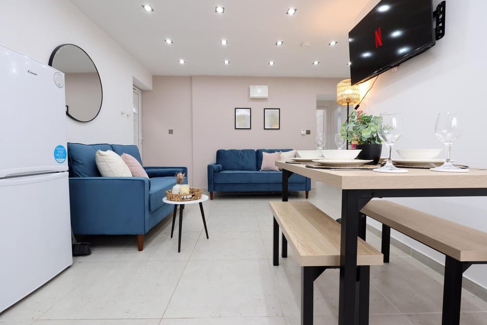 Modern 3 Bedroom Apartment With Parking - Sleeps 5 - Swansea - Close to M4 - 15 Mins To City Centre - By EKLIVING LUXE Short Lets & Serviced Accommodation Apartment in Wales