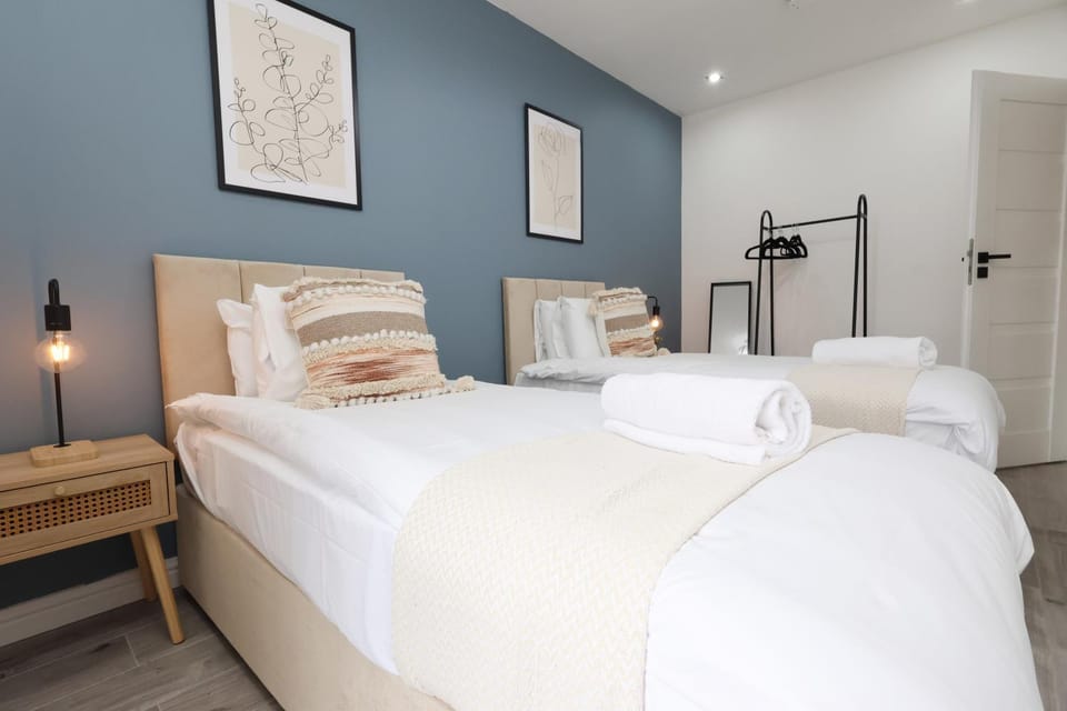 Modern 3 Bedroom Apartment With Parking - Sleeps 5 - Swansea - Close to M4 - 15 Mins To City Centre - By EKLIVING LUXE Short Lets & Serviced Accommodation Apartment in Wales