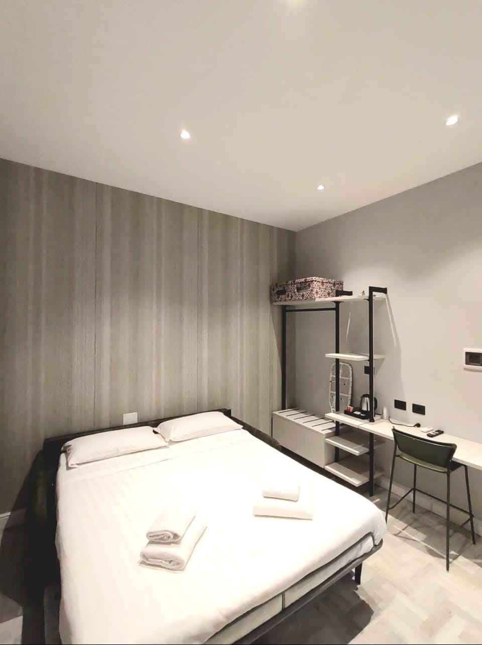 Bed, Photo of the whole room, towels