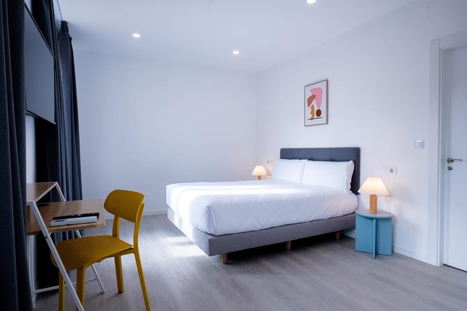 Bed, TV and multimedia, Photo of the whole room, Bedroom
