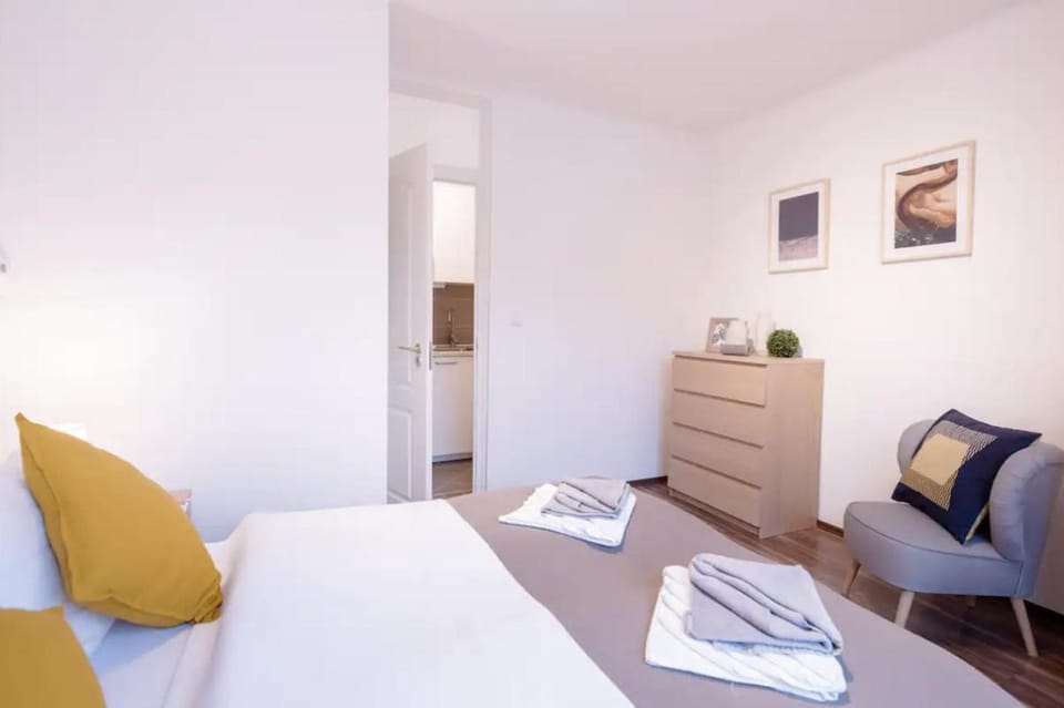 Bed, Bedroom, towels