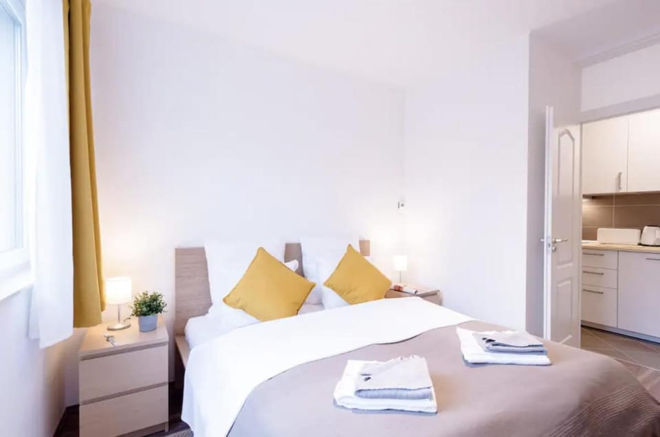 Photo of the whole room, Bedroom, towels