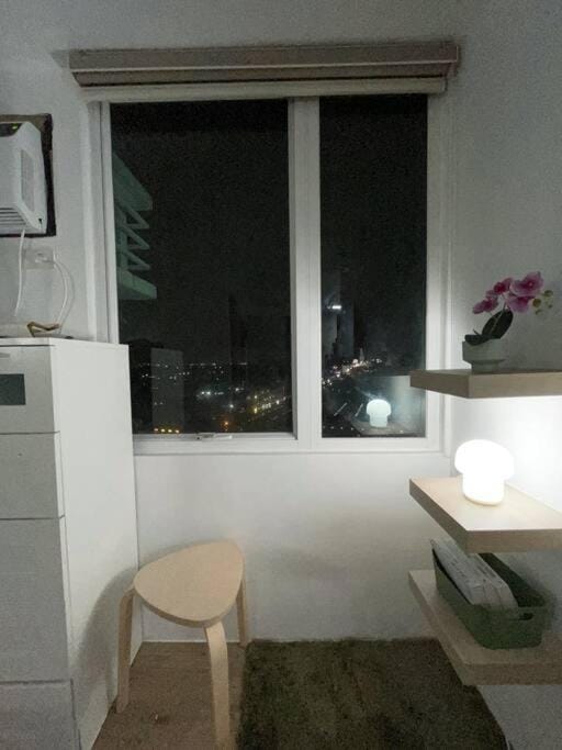 Night, Seating area