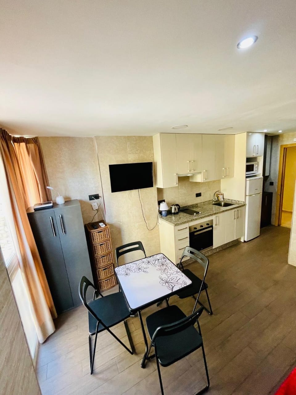 TV and multimedia, Kitchen or kitchenette, Seating area, Dining area