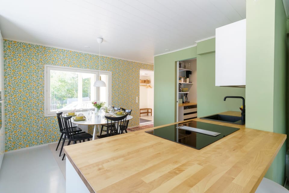 Coffee/tea facilities, Dining area, dishwasher, internet, kitchen