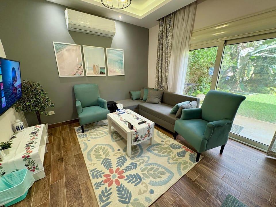 TV and multimedia, Living room, Seating area, Evening entertainment