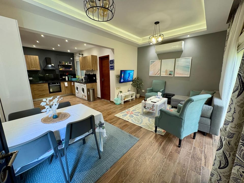 TV and multimedia, Kitchen or kitchenette, Living room, Seating area, Dining area, Evening entertainment, oven