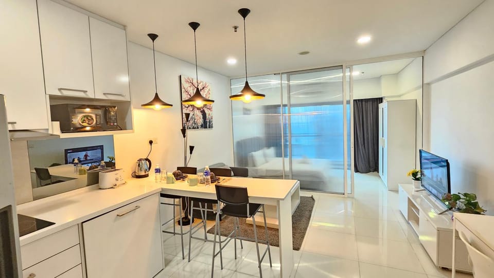 Kitchen or kitchenette, Dining area, toaster