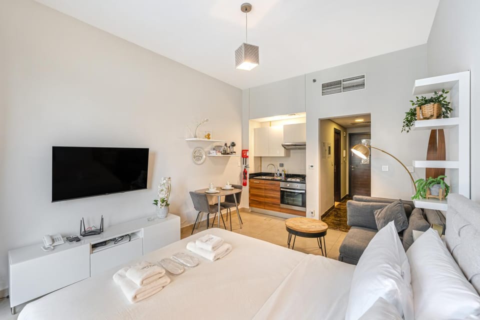 Bed, TV and multimedia, Kitchen or kitchenette, Photo of the whole room, Seating area, Dining area, towels, air conditioner