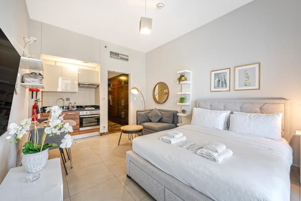 Bed, Kitchen or kitchenette, Photo of the whole room, Seating area, towels, air conditioner
